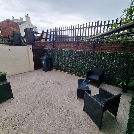 Spacious 2 Bed Appartment Next To Bae With Spa Bath 巴罗弗内斯 外观 照片