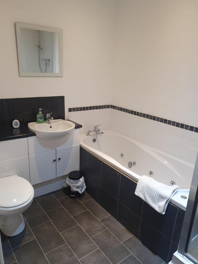 Spacious 2 Bed Appartment Next To Bae With Spa Bath 巴罗弗内斯 外观 照片