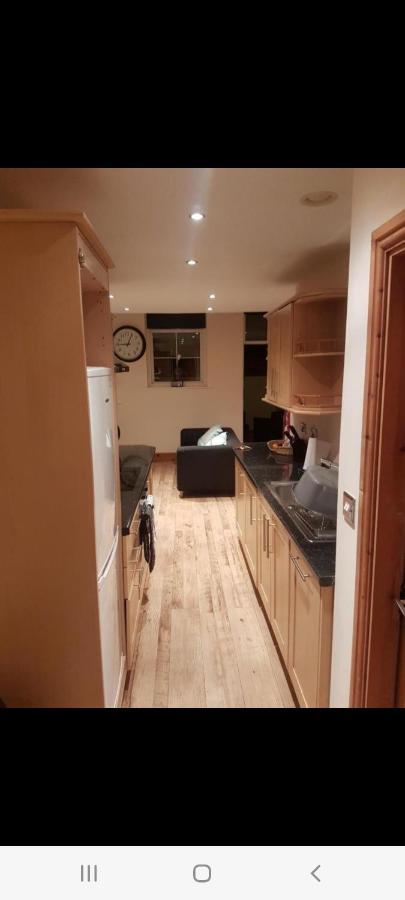 Spacious 2 Bed Appartment Next To Bae With Spa Bath 巴罗弗内斯 外观 照片